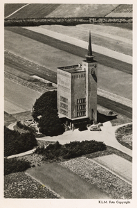 18018 Luchtfoto van het hotel annex watertoren De Koerheuvel aan de Nieuwe Veenendaalseweg te Rhenen.